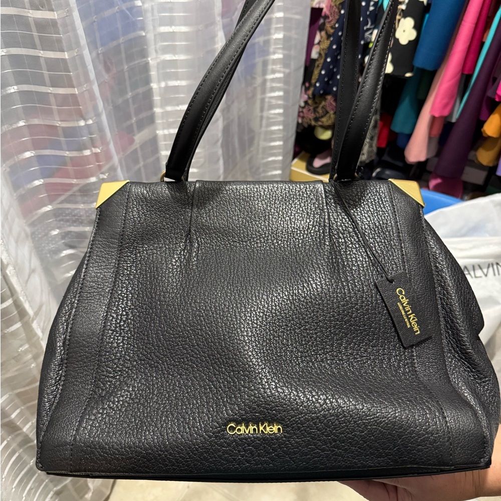 CALVIN KLEIN
Leather handbag 
Color: Black